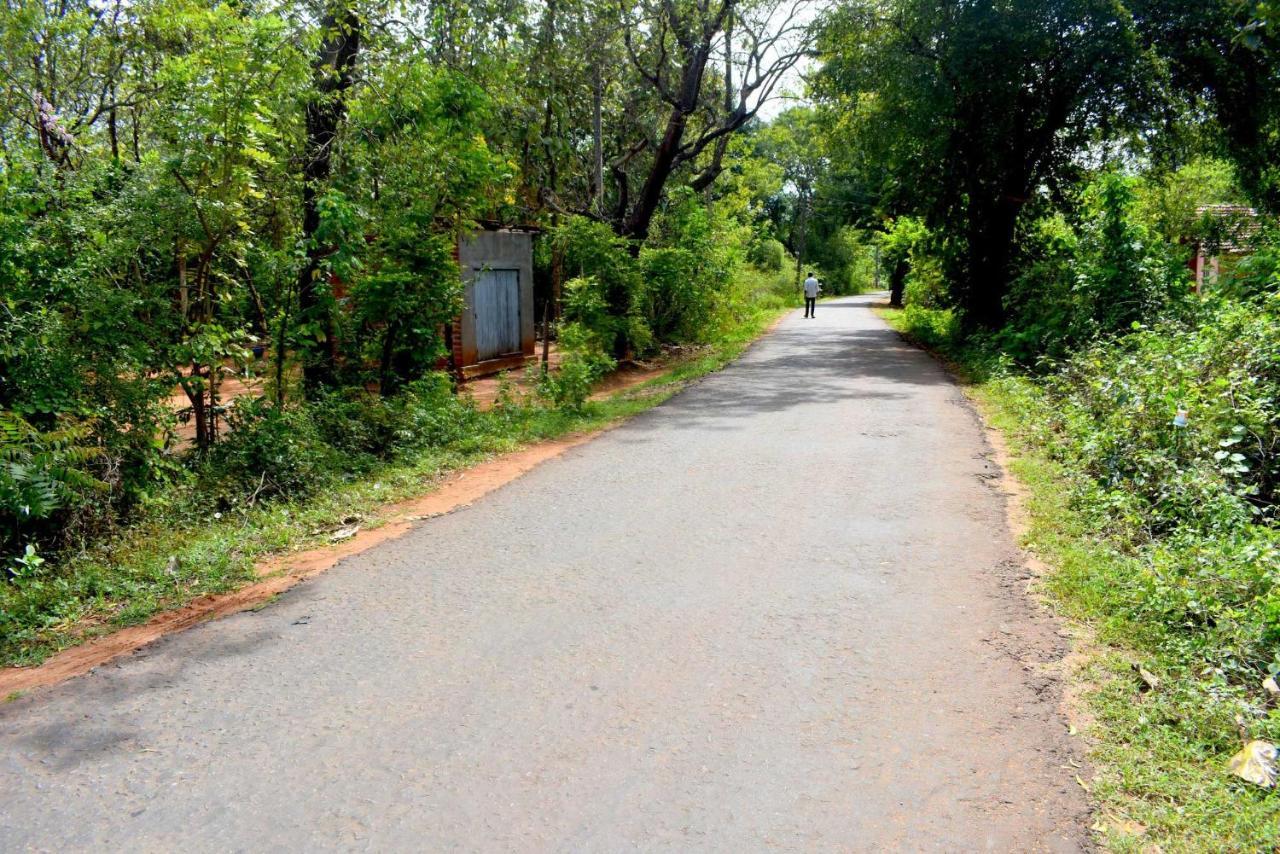 Sri Mayura Holiday Resort Kataragama Exterior photo